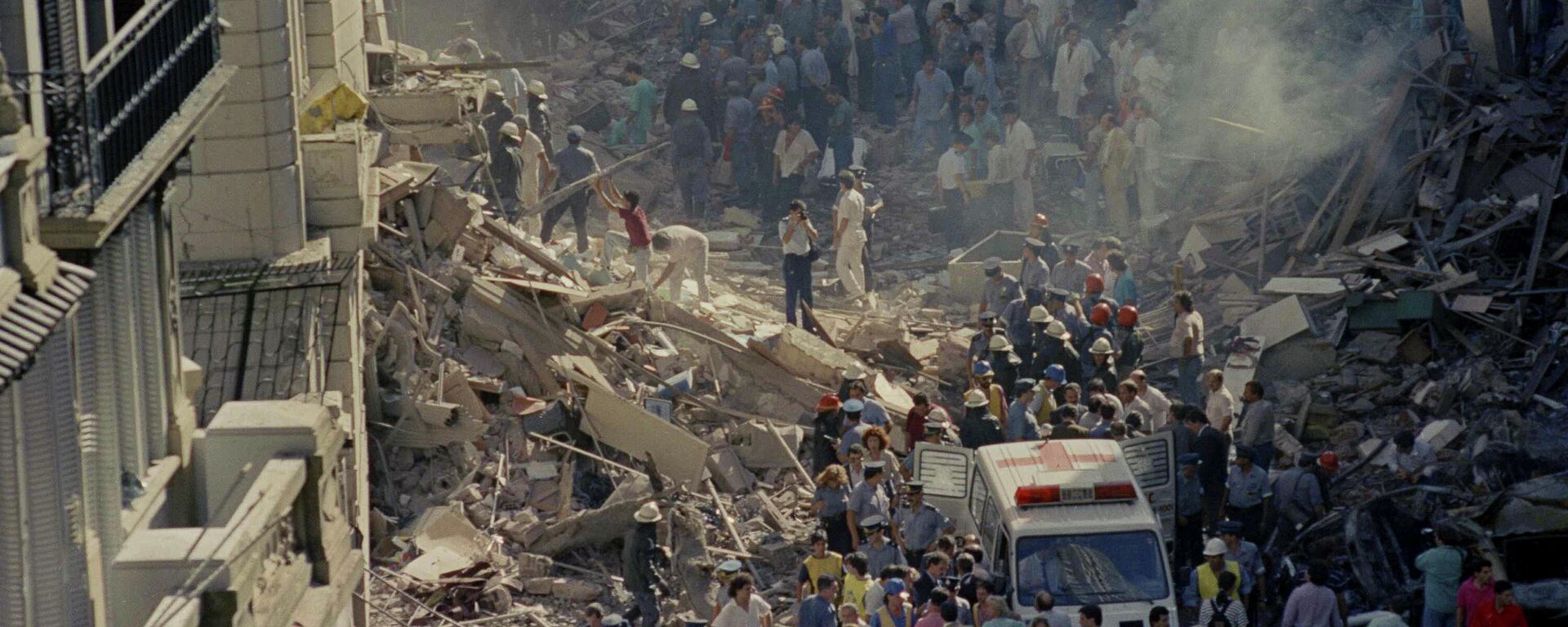 Trabajos de rescate luego del atentado a la Embajada de Israel en Argentina, 1992 - Sputnik Mundo, 1920, 17.03.2021