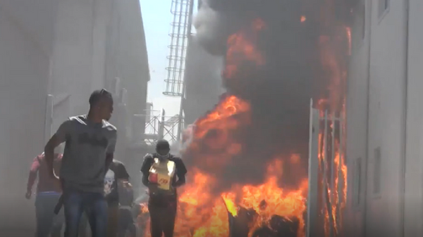Disparos, gritos y autos quemados: el caos se apodera de la capital de Haití  - Sputnik Mundo