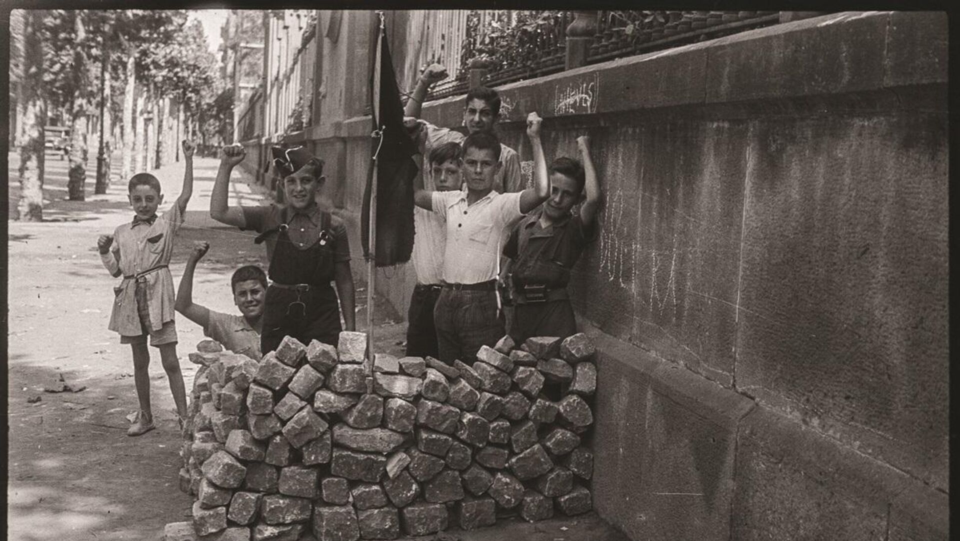 Barricada infantil detrás de la Universitat de Barcelona, agosto de 1936 - Sputnik Mundo, 1920, 19.03.2021