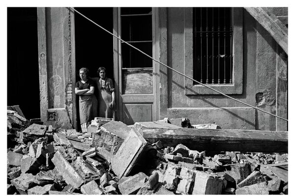Dos mujeres después de un bombardeo, Poble-Sec, Barcelona, 14 de marzo de 1937 - Sputnik Mundo