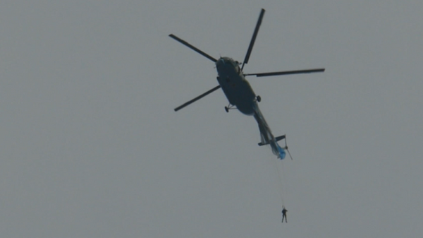 Un paracaidista se queda colgado de un helicóptero - Sputnik Mundo