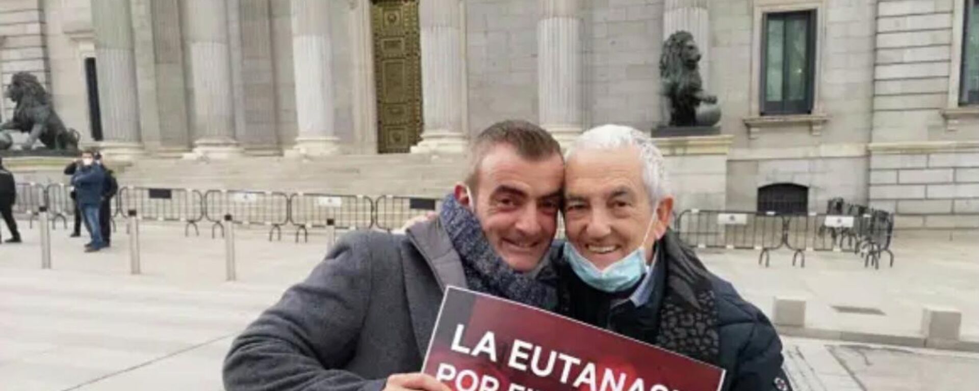 Txema Lorente y su hijo en la puerta del Congreso de los Diputados en Madrid - Sputnik Mundo, 1920, 18.03.2021