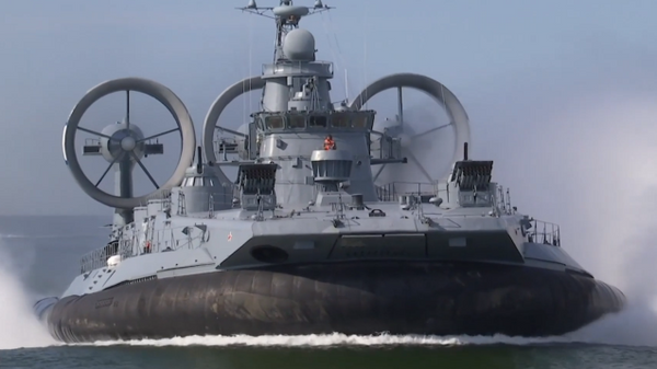 El aerodeslizador de la Armada rusa más grande del mundo practica fuego de artillería - Sputnik Mundo