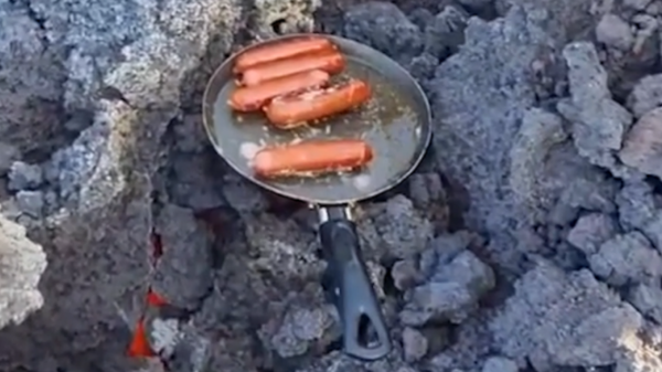 Los turistas asan salchichas en el magma, captura de pantalla - Sputnik Mundo