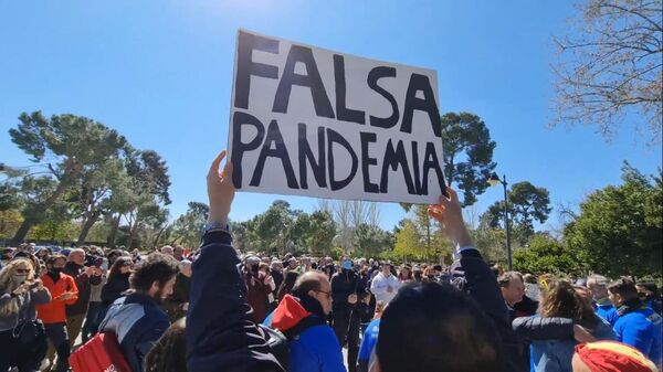 Manifestación negacionista en el parque del Retiro en Madrid - Sputnik Mundo