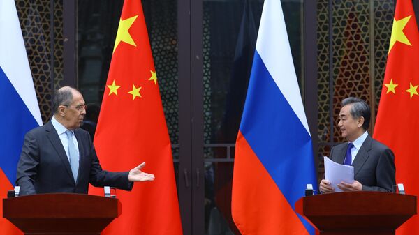 Los ministros de Exteriores ruso, Serguéi Lavrov, y chino, Wang Yi - Sputnik Mundo