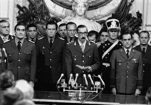 Jorge Rafael Videla en la Casa Rosada el 29 de marzo de 1976, cuando se juramentó presidente y tomó el poder como dictador  - Sputnik Mundo