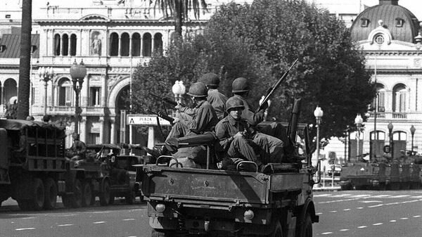 Soldados del ejército patrullan la Plaza de Mayo de Buenos Aires el 24 de marzo de 1976 - Sputnik Mundo