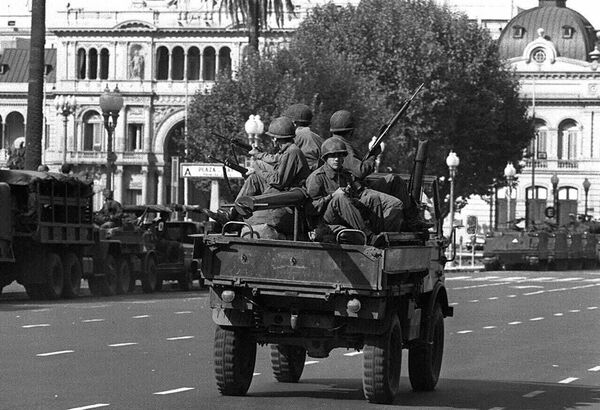 Soldados del ejército patrullan la Plaza de Mayo de Buenos Aires el 24 de marzo de 1976 - Sputnik Mundo