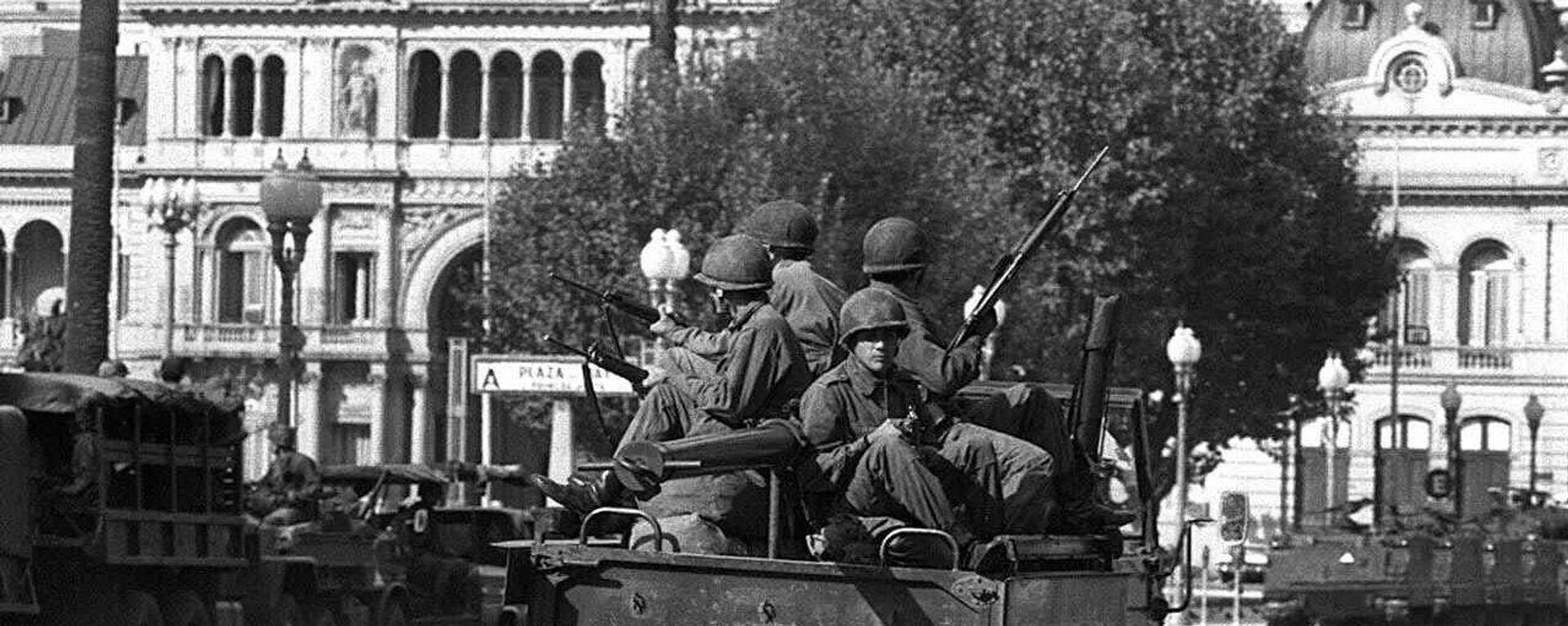 Soldados del ejército patrullan la Plaza de Mayo de Buenos Aires el 24 de marzo de 1976 - Sputnik Mundo, 1920, 05.11.2021