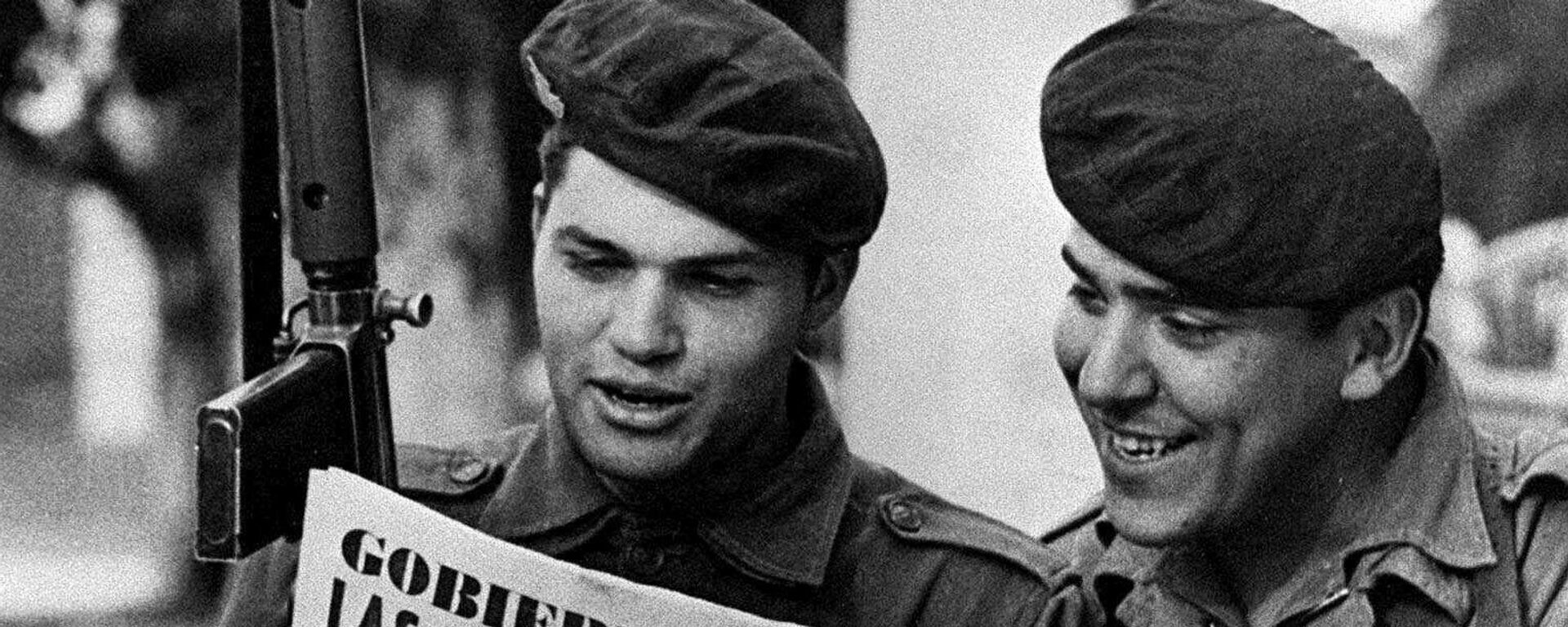 Dos soldados del ejército leen un periódico en la Plaza de Mayo de Buenos Aires después del golpe de Estado de Jorge Rafael Videla - Sputnik Mundo, 1920, 14.07.2021