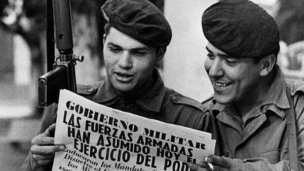 Dos soldados del ejército leen un periódico en la Plaza de Mayo de Buenos Aires después del golpe de Estado de Jorge Rafael Videla - Sputnik Mundo