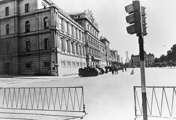 Soldados armados frente al Palacio de Gobierno de Buenos Aires, el 24 de marzo de 1976 - Sputnik Mundo