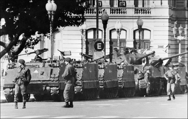 Tanques y soldados frente al Palacio de Gobierno en Buenos Aires, el 24 de marzo de 1976 - Sputnik Mundo
