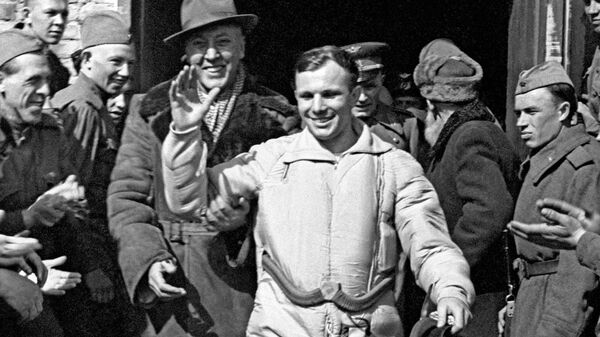 Yuri Gagarin, el primer cosmonauta del mundo, el día de su histórico vuelo al espacio. A la izquierda, Ata Mejrabanovich, ingeniero del programa espacial soviético - Sputnik Mundo