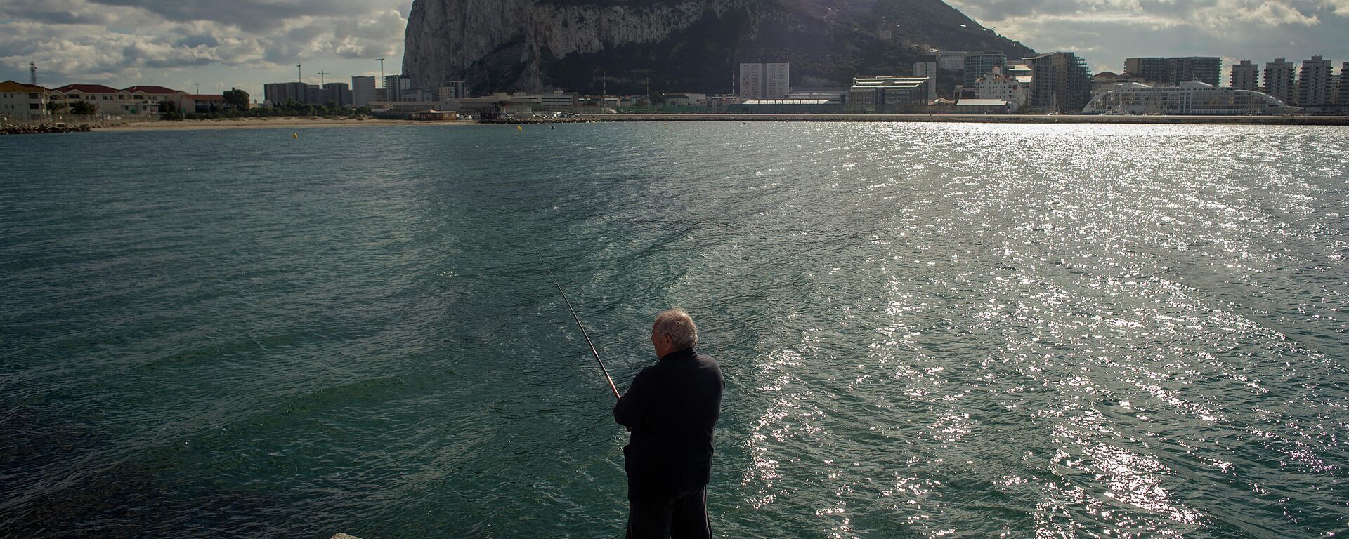 Hombre pescando frente a Gibraltar - Sputnik Mundo, 1920, 25.03.2021