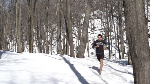 El atleta español Karim El Hayani corriendo descalzo sobre la nieve - Sputnik Mundo