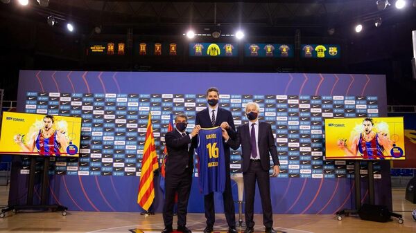 Pau Gasol, entre el presidente del FC Barcelona, Joan Laporta, y Josep Cubells, responsable de  la sección de baloncesto - Sputnik Mundo