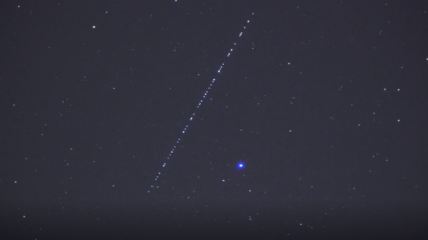 Un 'tren' iluminado de satélites Starlink cruza el cielo nocturno suizo - Sputnik Mundo