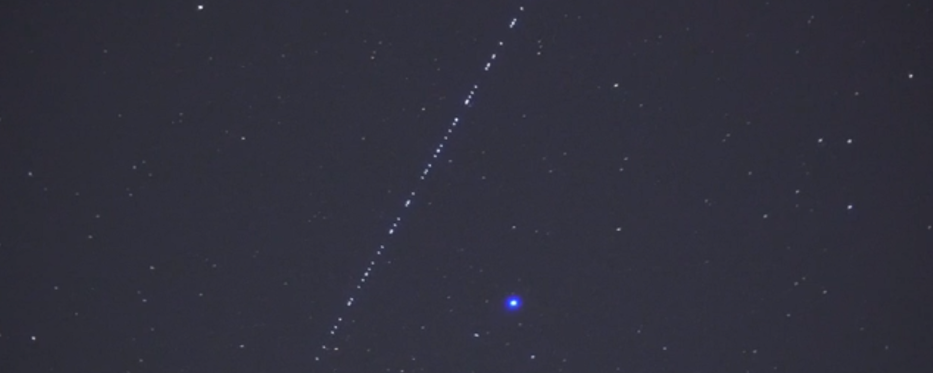 Un 'tren' iluminado de satélites Starlink cruza el cielo nocturno suizo - Sputnik Mundo, 1920, 26.03.2021