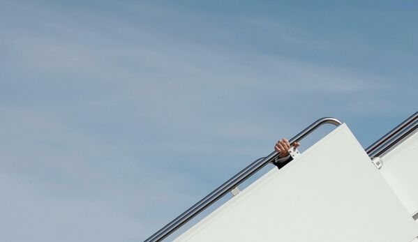 El presidente de EEUU, Joe Biden, se tropieza al subir la escalinata del avión antes de viajar al estado de Georgia. - Sputnik Mundo
