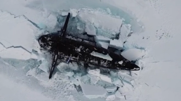  Tres submarinos nucleares rusos emergen juntos por debajo del hielo - Sputnik Mundo