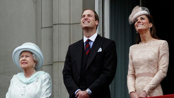La reina Isabel II junto a William y Kate, en 2012 - Sputnik Mundo