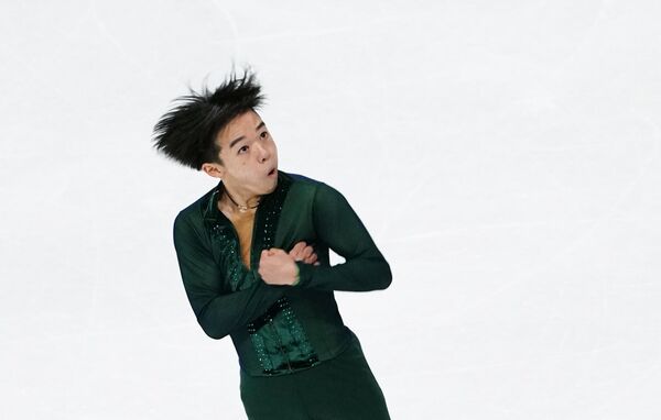 En la competición se evalúan a los atletas en cuatro disciplinas: damas, hombres, patinaje en parejas y danza sobre hielo.

En la foto: el japonés Yuma Kagiyama, quien con sus 17 años alcanzó el segundo lugar del podio masculino. - Sputnik Mundo