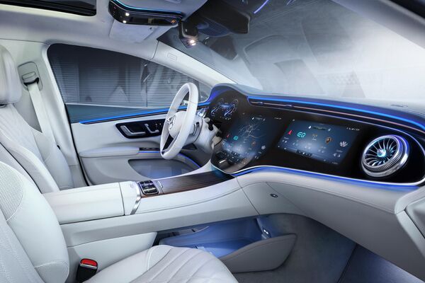 El interior del Mercedes EQS con el panel interactivo Hyperscreen - Sputnik Mundo