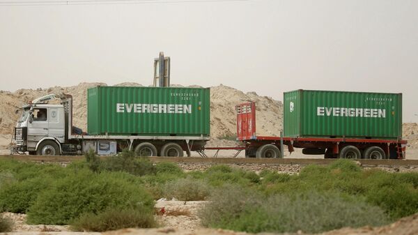 Un camión con contenedores de la empresa Evergreen (foto referencial) - Sputnik Mundo