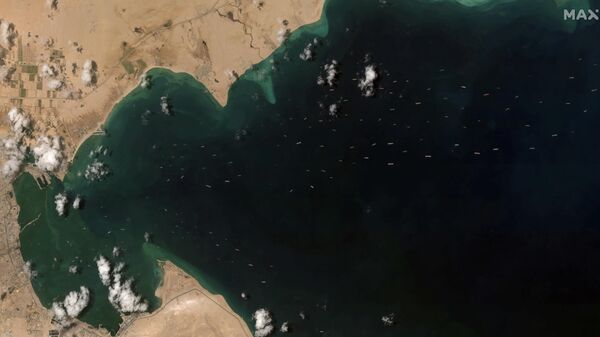 Barcos esperando para entrar al canal de Suez - Sputnik Mundo