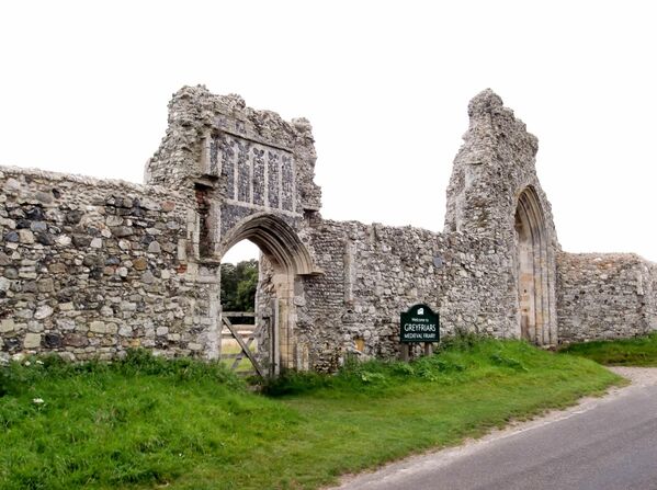 Dunwich era un importante puerto comercial en la costa este de Inglaterra. En el siglo XIII a.C. la ciudad contaba con varias iglesias, capillas, dos hospitales y un ayuntamiento. En 1286, una gran tormenta azotó Dunwich, seguida de potentes vientos huracanados que destruyeron la costa y alteraron el curso del río Blyth, lo que provocó la pérdida del puerto de la ciudad. Fue un desastre económico para el puerto y en el siglo XIV Dunwich estaba desierta. Con el paso de los siglos, la erosión de la costa se tragó el resto de la ciudad bajo el mar, aunque todavía se conservan las ruinas del convento franciscano de Greyfriars y la capilla del Hospital de Leprosos de Santiago. - Sputnik Mundo