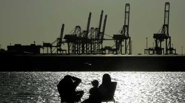 Unas personas miran la puesta de sol en la ciudad portuaria de Yeda, Arabia Saudita - Sputnik Mundo