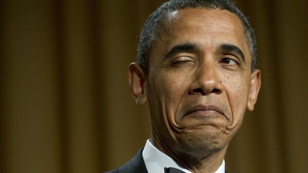 Президент США Барак Обама подмигивает, рассказывая анекдот о месте своего рождения во время ужина Ассоциации корреспондентов Белого дома в Вашингтоне, 2012 год  - Sputnik Mundo