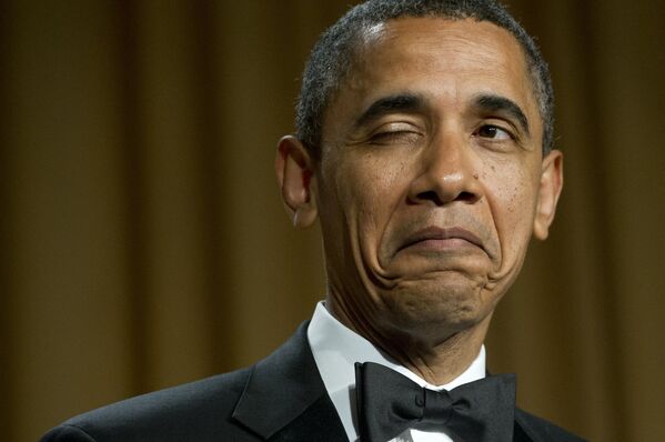 El 44 presidente de Estados Unidos, Barack Obama, guiña un ojo mientras cuenta un chiste sobre su lugar de nacimiento durante la cena de la Asociación de corresponsales de la Casa Blanca en Washington, 2012.  - Sputnik Mundo