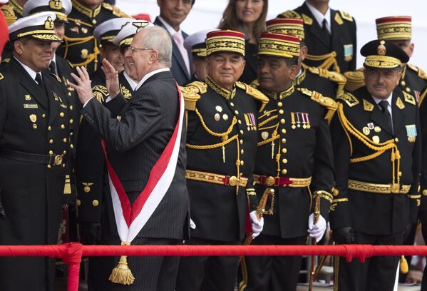 El expresidente peruano Pedro Pablo Kuczynski bromea con unos oficiales en un desfile militar por el Día de la Independencia en Lima, 2016.  - Sputnik Mundo