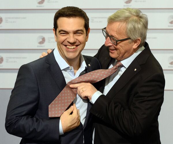 El ex primer ministro griego, Alexis Tsipras, (izquierda) y el expresidente de la Comisión Europea, Jean-Claude Juncker, intercambian bromas sobre sus corbatas en la cumbre de la Asociación Oriental de la UE en Riga (Letonia), 2015. - Sputnik Mundo
