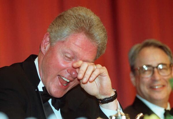 El 42 presidente de EEUU, Bill Clinton, se seca las lágrimas de la risa tras una broma del cómico Al Franken durante la cena anual de la Asociación de corresponsales de la Casa Blanca, 1996.  - Sputnik Mundo