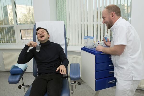 El entonces candidato presidencial ucraniano Volodímir Zelenski durante un análisis de sangre, 2019.   - Sputnik Mundo