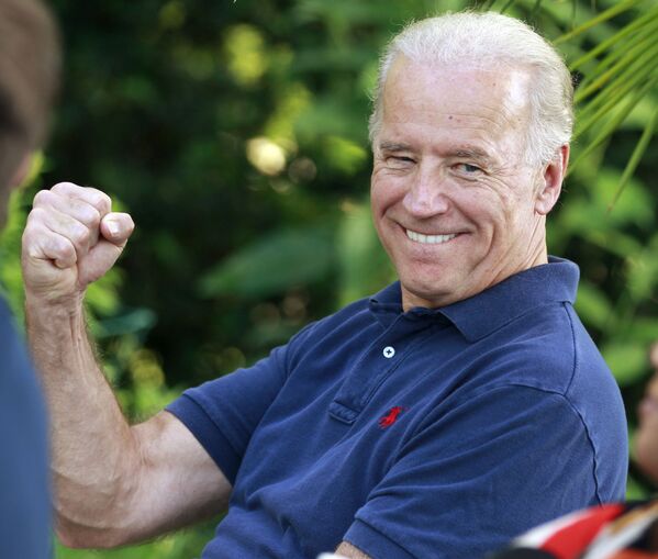 El entonces vicepresidente de Estados Unidos, Joe Biden, tras reunirse con unos veteranos en su residencia oficial en el Observatorio Naval en Washington, durante la cual bromeó sobre el servicio militar en Vietnam, 2010.   - Sputnik Mundo