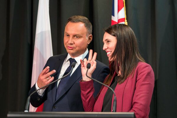 El presidente polaco, Andrzej Duda, y la primera ministra neozelandesa, Jacinda Ardern, bromean sobre el número de firmas en una ceremonia de firma en Auckland (Nueva Zelanda), 2018.   - Sputnik Mundo