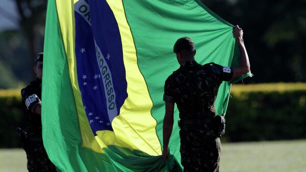 Soldados con la bandera de Brasil - Sputnik Mundo