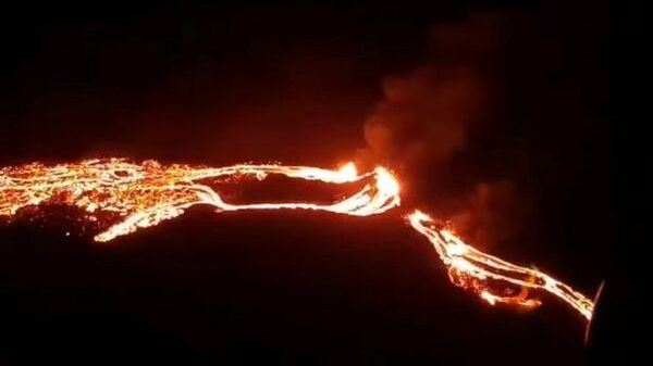 Al rojo vivo: así se ve la candente erupción de un volcán en Islandia  - Sputnik Mundo