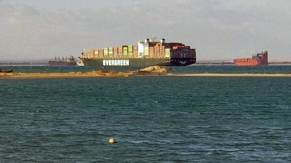 El portacontenedores Ever Given en el canal de Suez - Sputnik Mundo