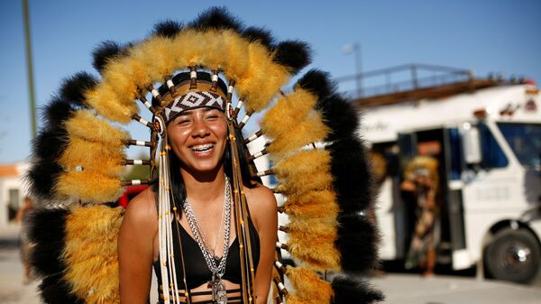 Танцовщица в костюме во время празднования Страстной недели в Сьюдад-Хуаресе, Мексика - Sputnik Mundo