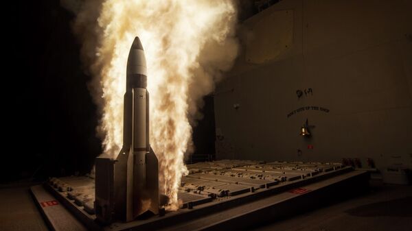 Un misil guiado Standard Missile-3 se lanza desde el USS Lake Erie durante una prueba - Sputnik Mundo