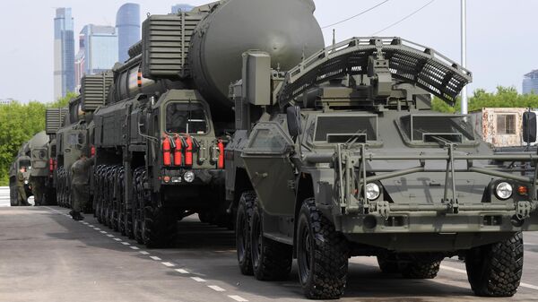  El vehículo de desminado remoto Listva con los lanzadores móviles de misiles balísticos intercontinentales Yars - Sputnik Mundo
