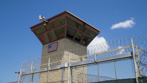 Torre de control del Campo 6 del centro de detención que tiene en la Bahía de Guantánamo - Sputnik Mundo