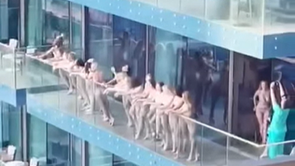 Más de una docena de mujeres desnudas que posa en un balcón en Dubái - Sputnik Mundo