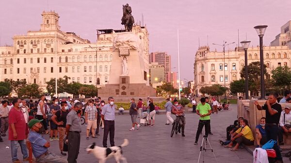 Debate público e improvisado de gente de izquierda en la Plaza San Martín de Lima - Sputnik Mundo